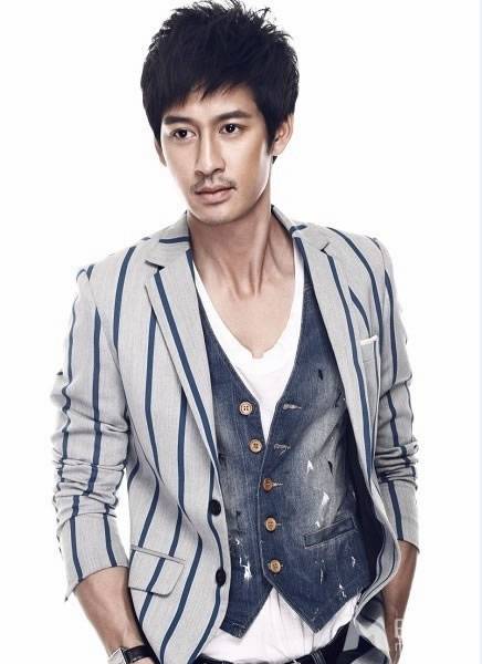 台湾男星唐治平彰显时尚熟男写真照