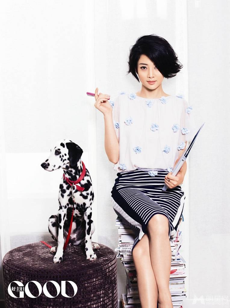 演员殷桃尽显都市职业女性风范