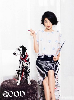 演员殷桃尽显都市职业女性风范