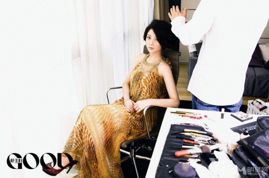 演员殷桃尽显都市职业女性风范