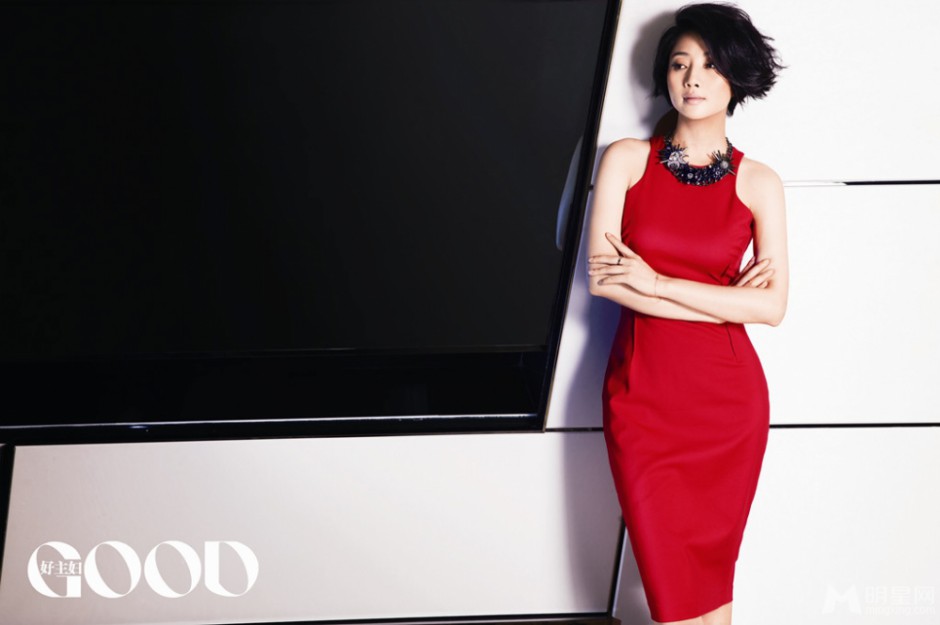 演员殷桃尽显都市职业女性风范