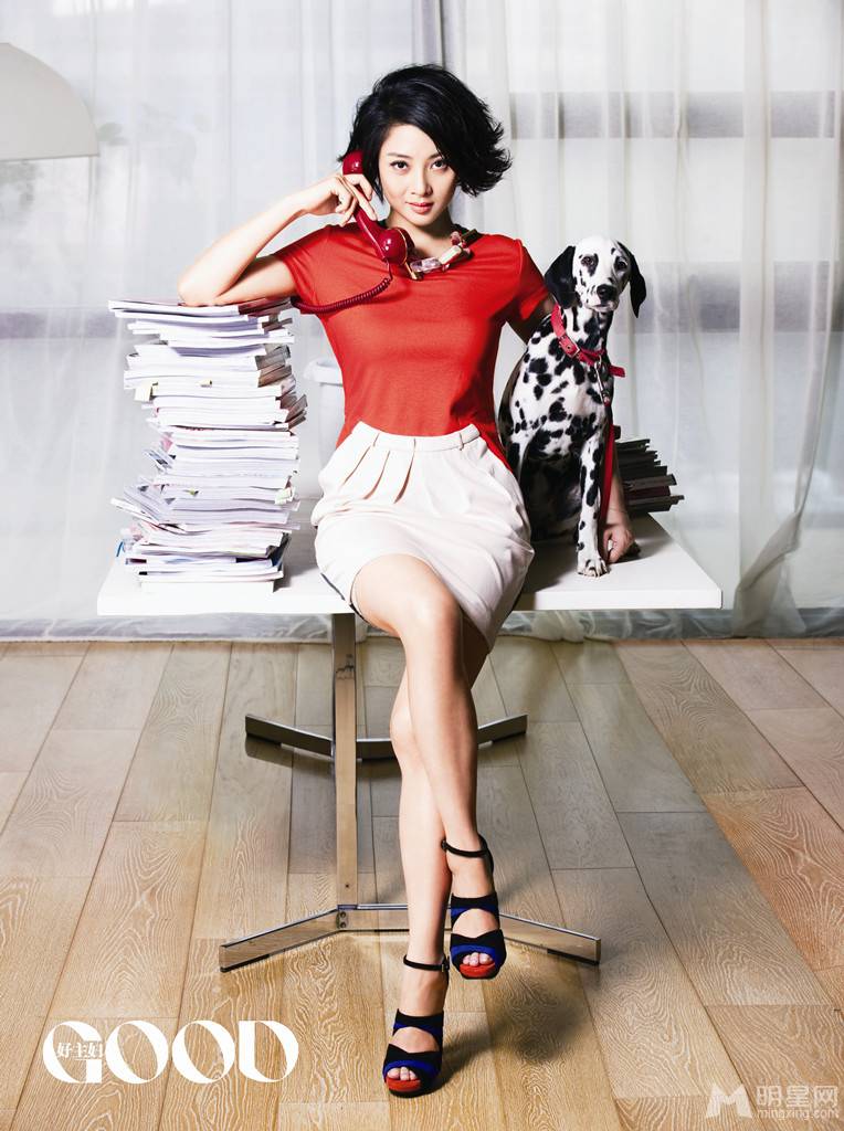 演员殷桃尽显都市职业女性风范