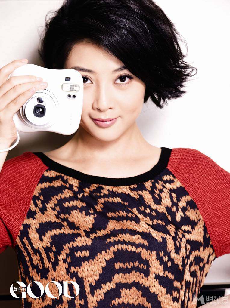 演员殷桃尽显都市职业女性风范