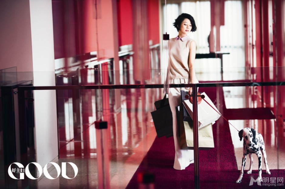 演员殷桃尽显都市职业女性风范