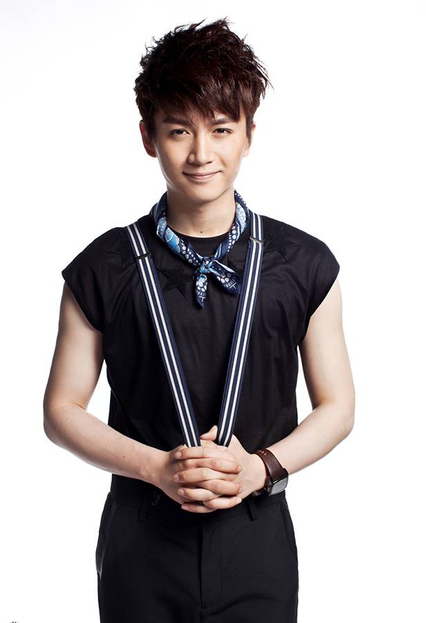 内地男明星陈晓彰显冷峻帅气写真