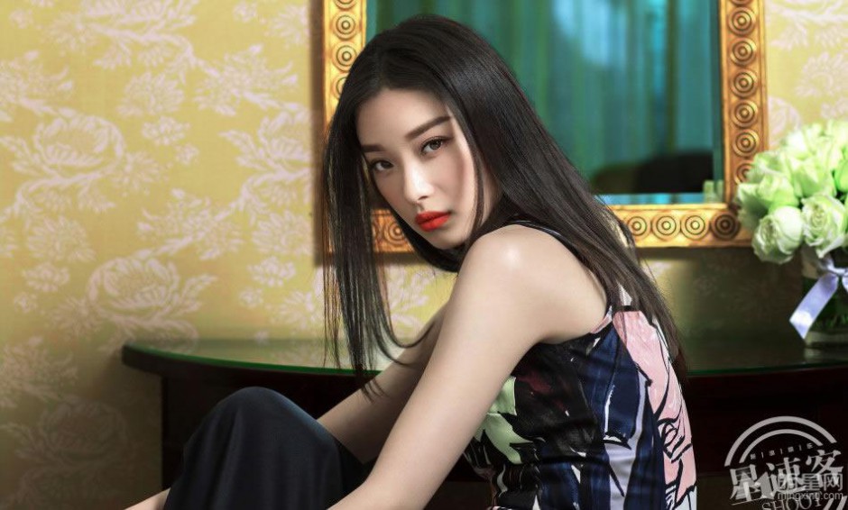 倪妮大秀烈焰红唇 高贵冷艳气质逼人