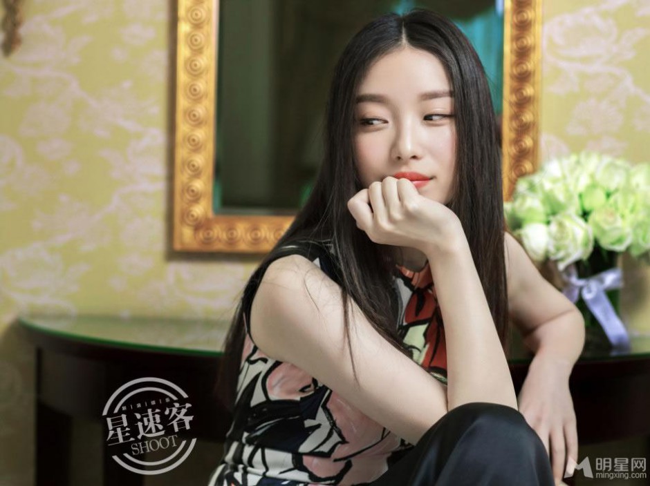 倪妮大秀烈焰红唇 高贵冷艳气质逼人