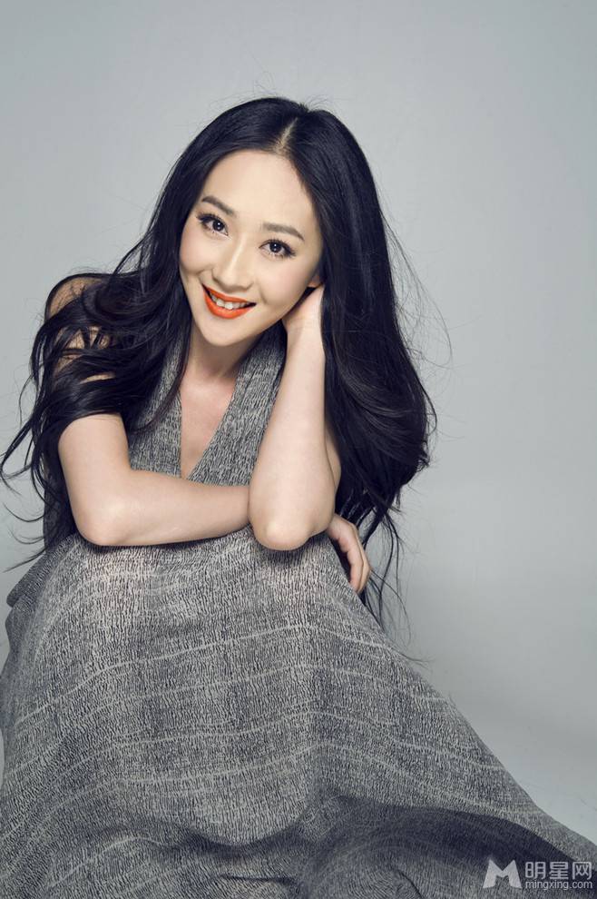 刘奕丹长裙飘逸演绎轻熟美女图片