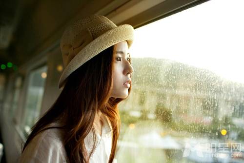 深大校花温心欧洲时尚街拍