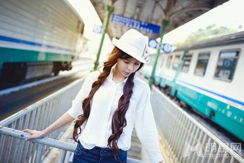 深大校花温心欧洲时尚街拍