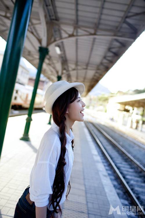 深大校花温心欧洲时尚街拍