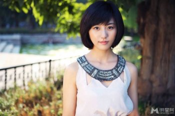 张馨心圆脸短发造型尽显清新可人