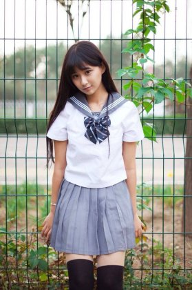 戚蓝尹变身清纯可爱学生妹