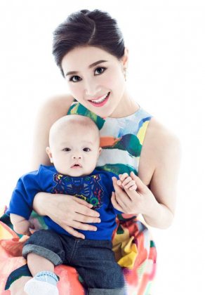 演员王碧儿辣妈亲子写真