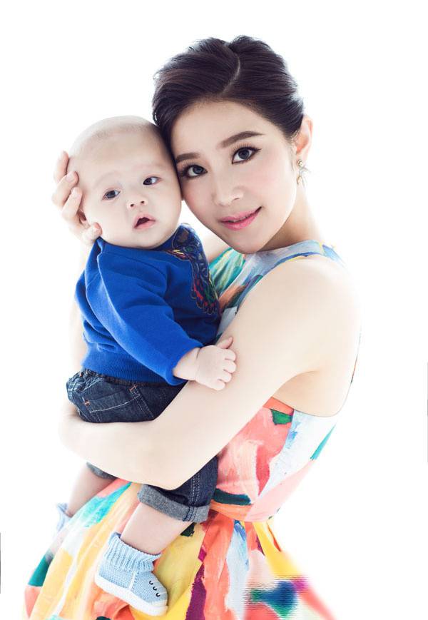 演员王碧儿辣妈亲子写真