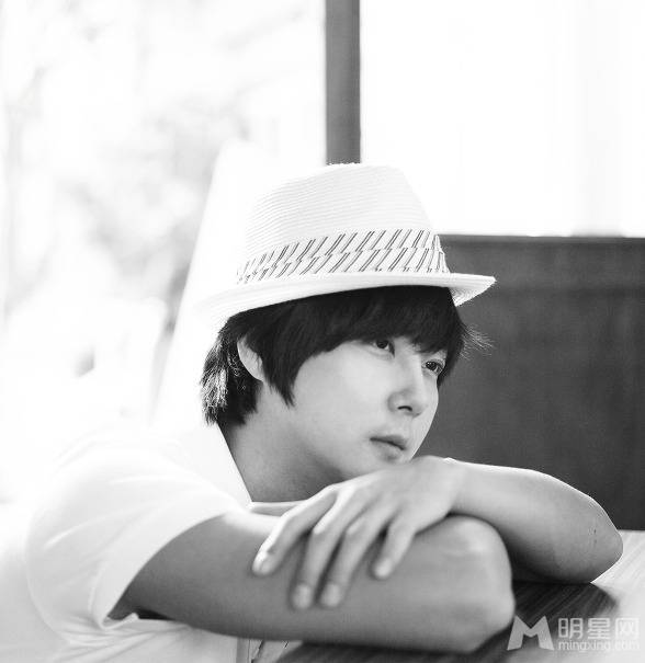 韩国歌手申彗星的帅气个人写真照