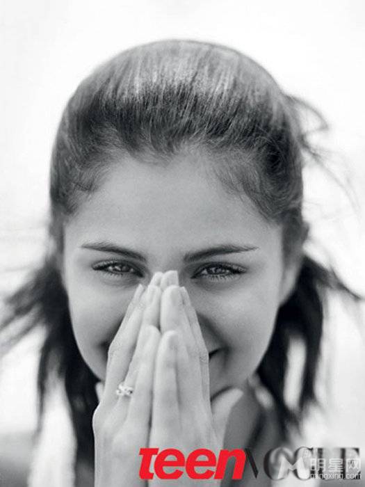 90后歌手赛琳娜·戈麦斯性感登上时尚杂志封面