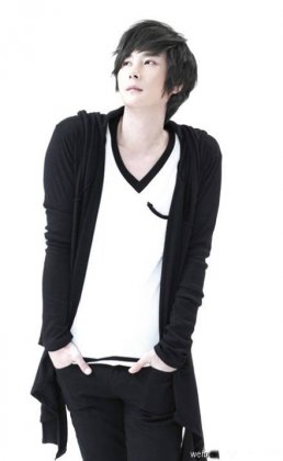 韩国歌手申彗星时尚帅气写真