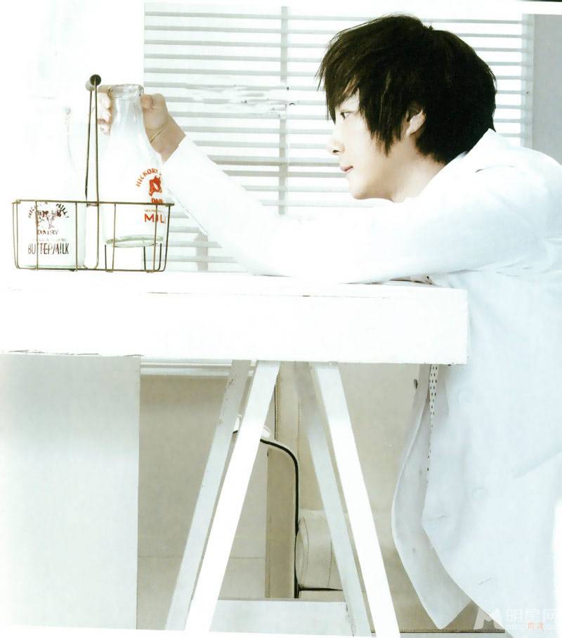 韩国歌手申彗星时尚帅气写真