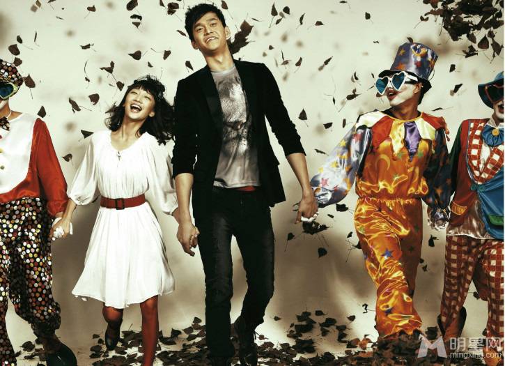 孙杨与周冬雨携手拍写真 称出名要趁早