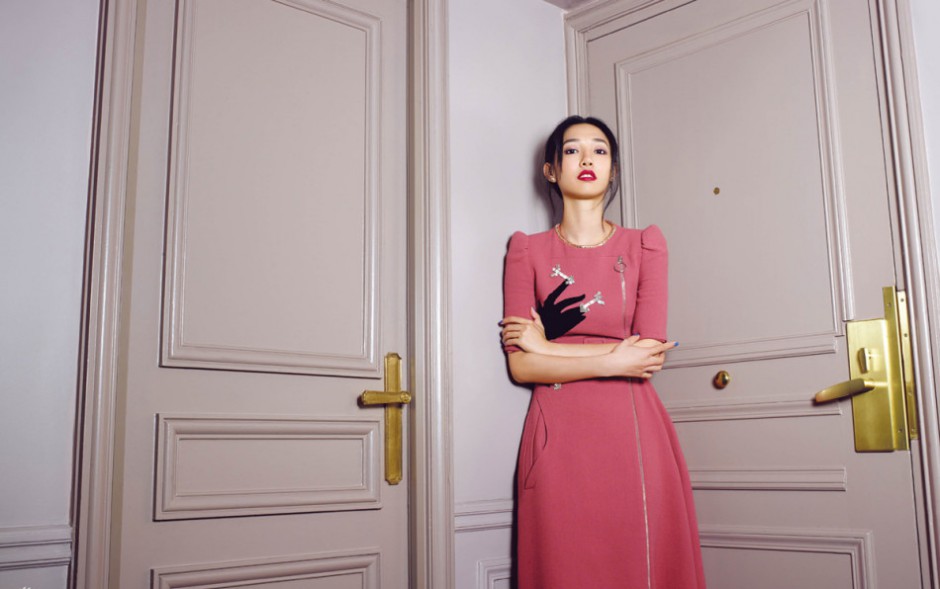 白百何时尚写真 烈焰红唇妆妩媚撩人