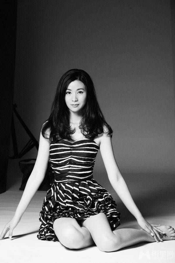 中国内地女演员刘庭羽优雅黑白写真