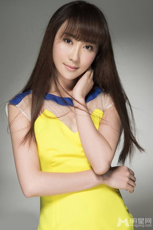 内地新生代女演员刘芷汐夏日迷人写真