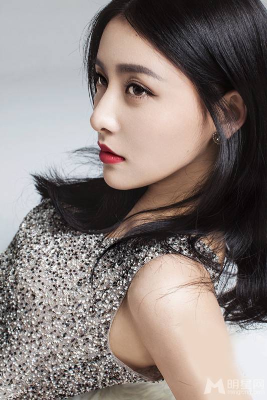 内地女演员贾青烈焰红唇尽显冷艳气质