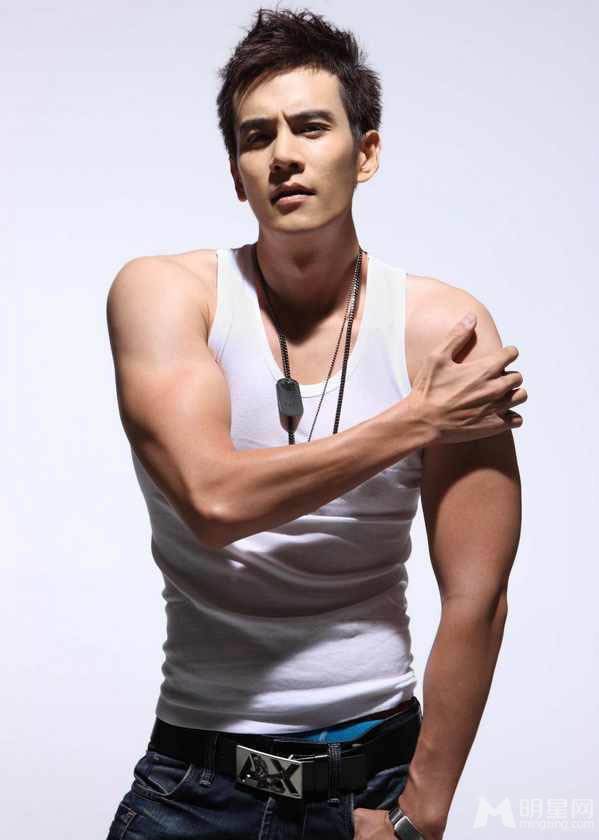 内地电视剧男演员经超大秀健美身材
