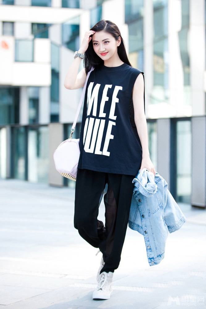 北影校花景甜变身时尚少女街怕写真