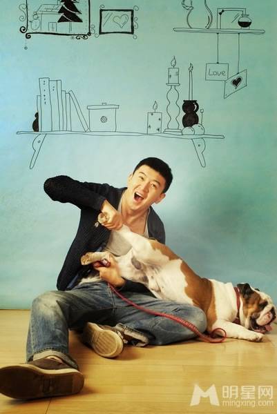 中国演员郭家铭与萌宠狗狗玩乐