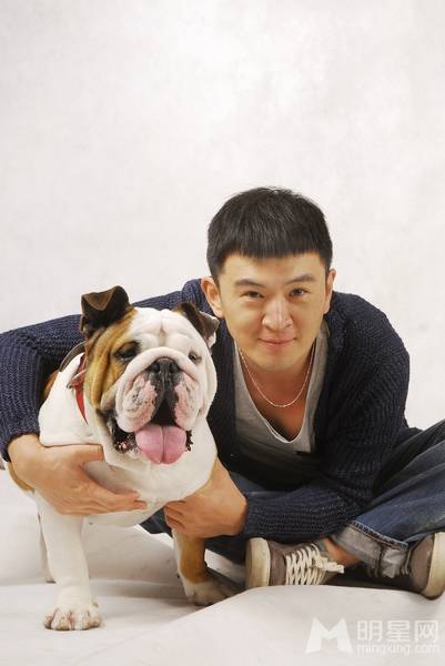 中国演员郭家铭与萌宠狗狗玩乐