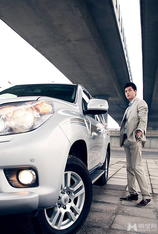 中国演员夏凡型男写真 时尚儒雅