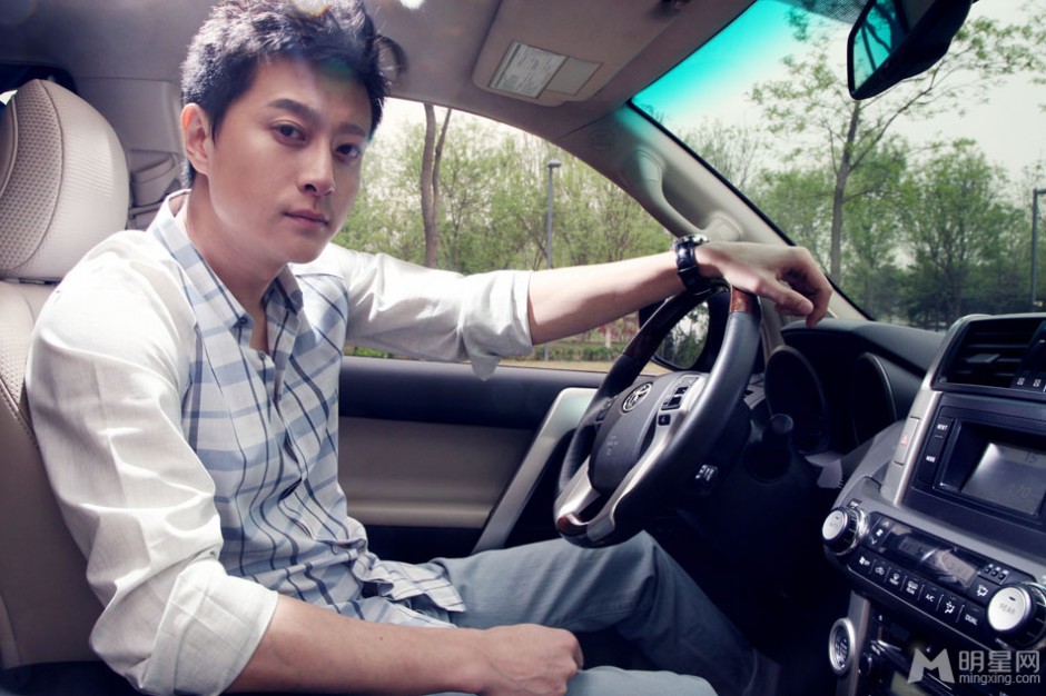 中国演员夏凡型男写真 时尚儒雅