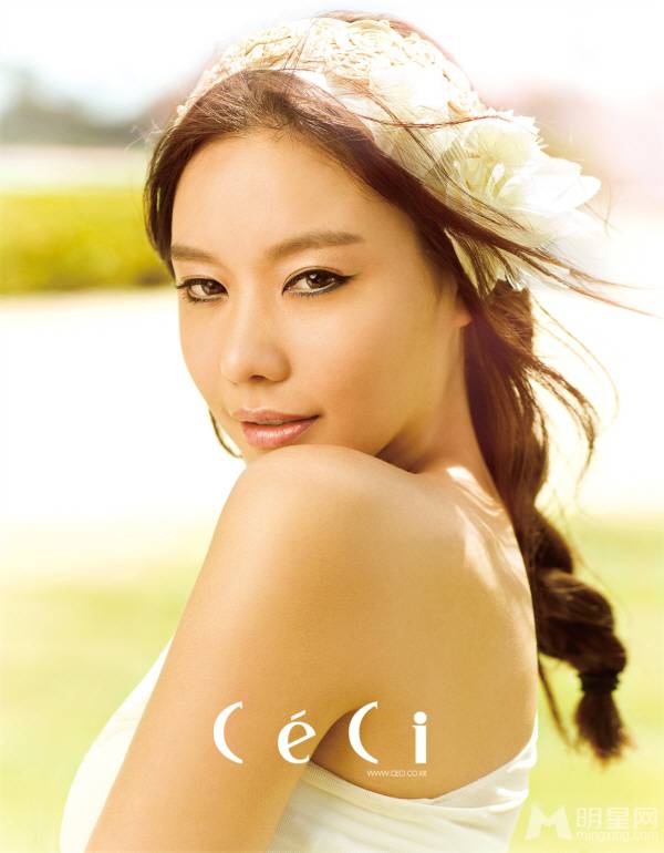 韩国时尚女星金雅中靓丽杂志照