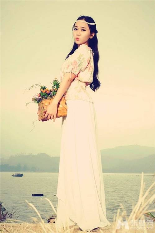 中国内地女歌手金银玲清新写真照