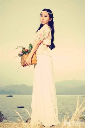 中国内地女歌手金银玲清新写真照