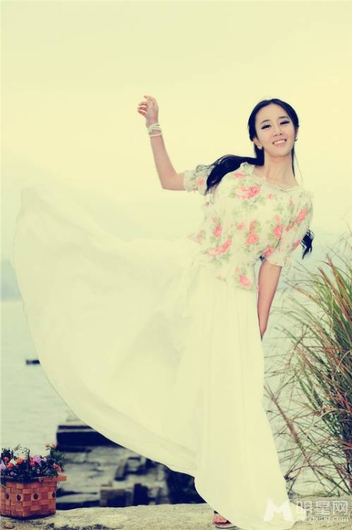 中国内地女歌手金银玲清新写真照