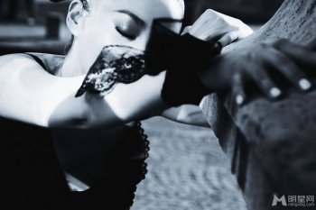 许晴性感写真曝光 尽显哥特式气质