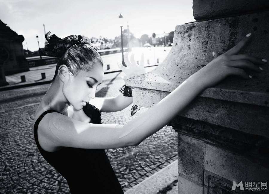 许晴性感写真曝光 尽显哥特式气质