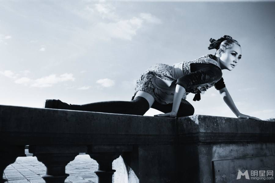 许晴性感写真曝光 尽显哥特式气质