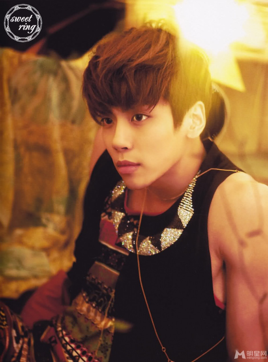 韩国90后男歌手金钟铉尽显小鲜肉气息