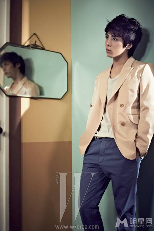 韩国90后男歌手金钟铉尽显小鲜肉气息