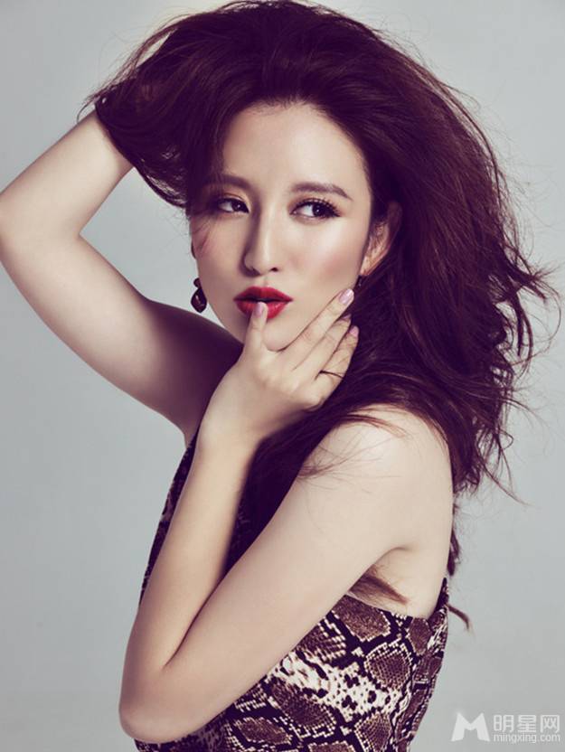 演员张萌性感写真 优雅女人味十足