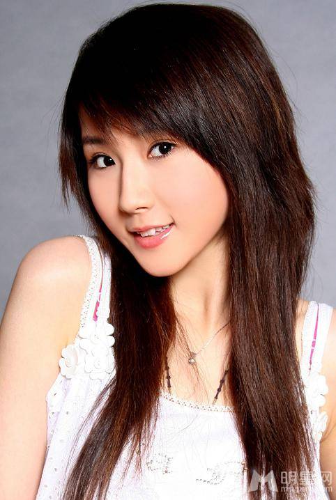 中国内地女演员方安娜可爱俏皮写真照