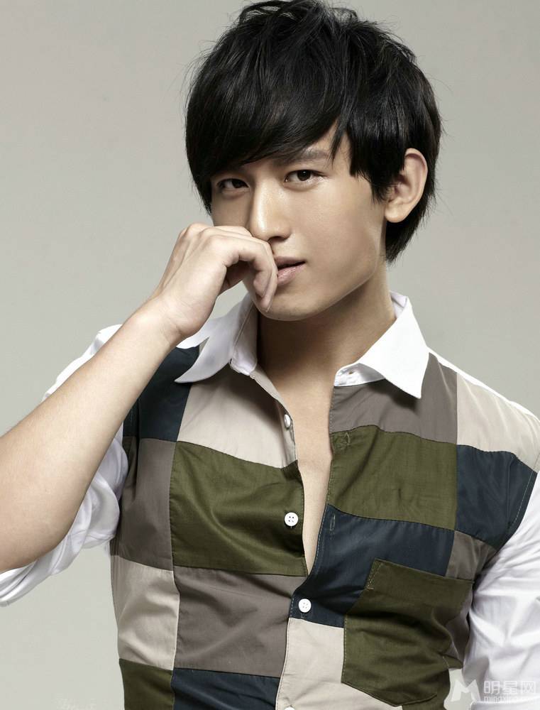 成毅尽显时尚潮男图片