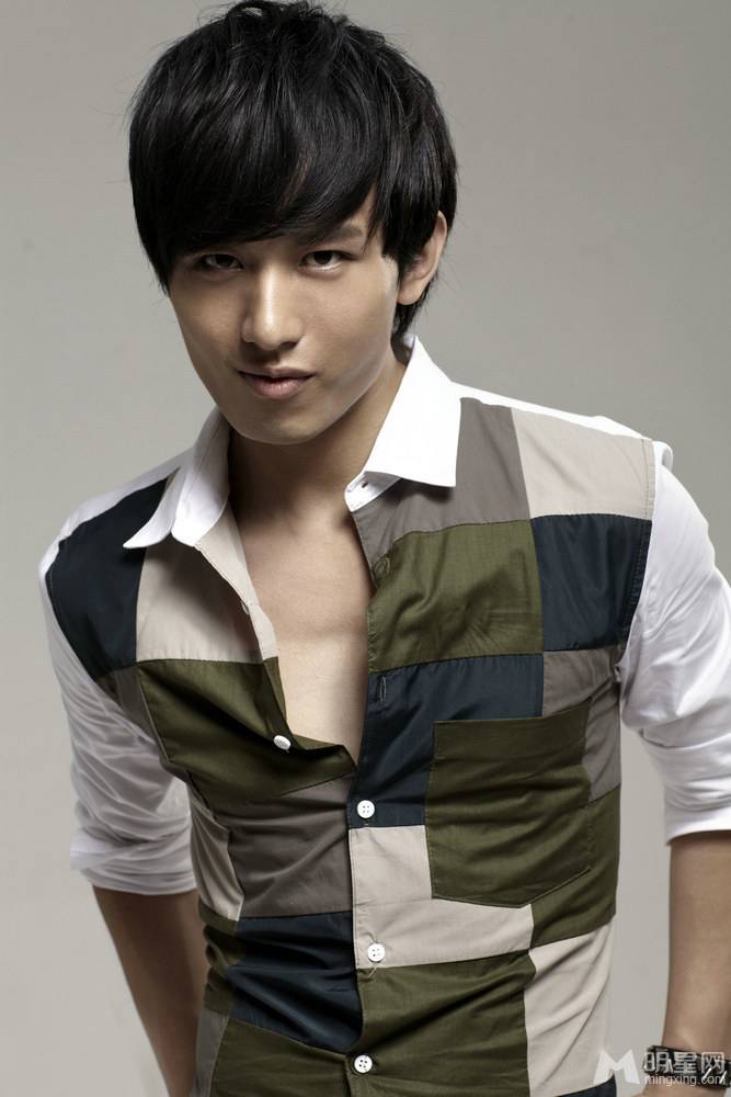 成毅尽显时尚潮男图片