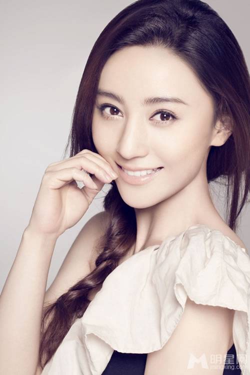 内地影视女演员周庭伊甜美迷人写真照