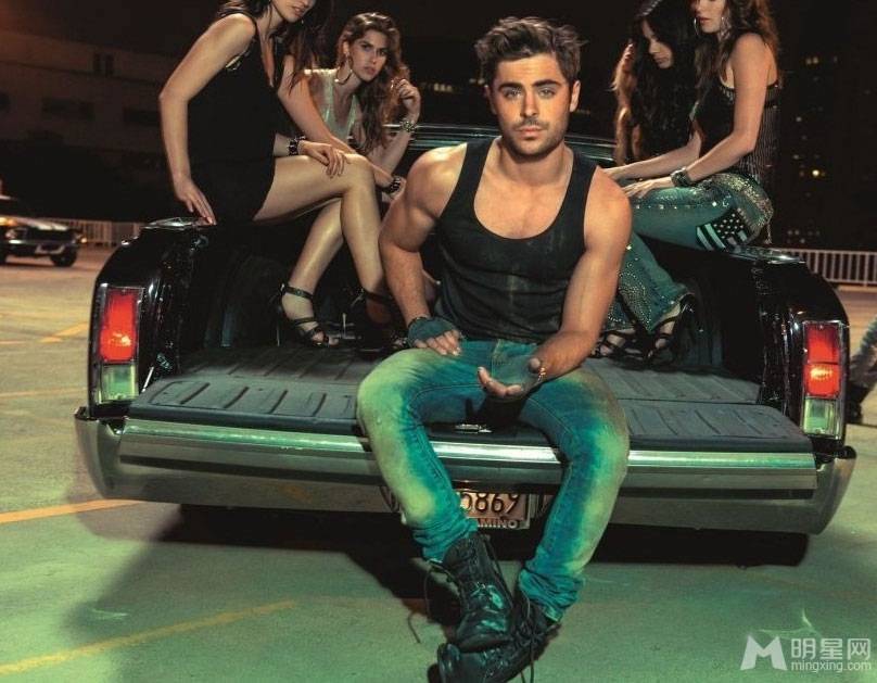 著名美国男演员扎克·埃夫隆尽显男人风范