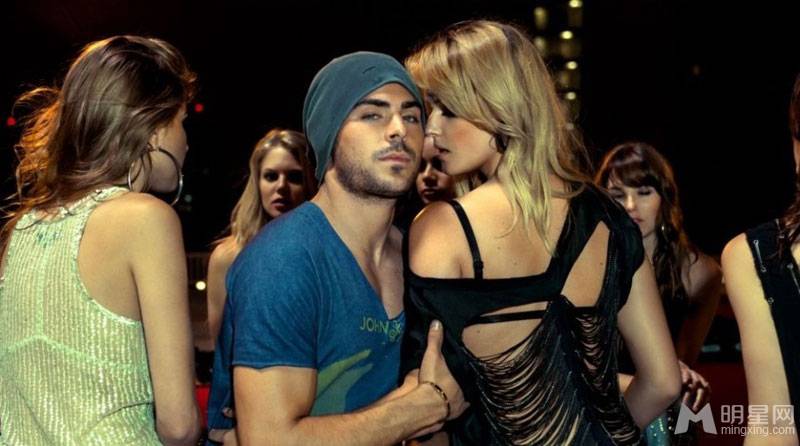 著名美国男演员扎克·埃夫隆尽显男人风范